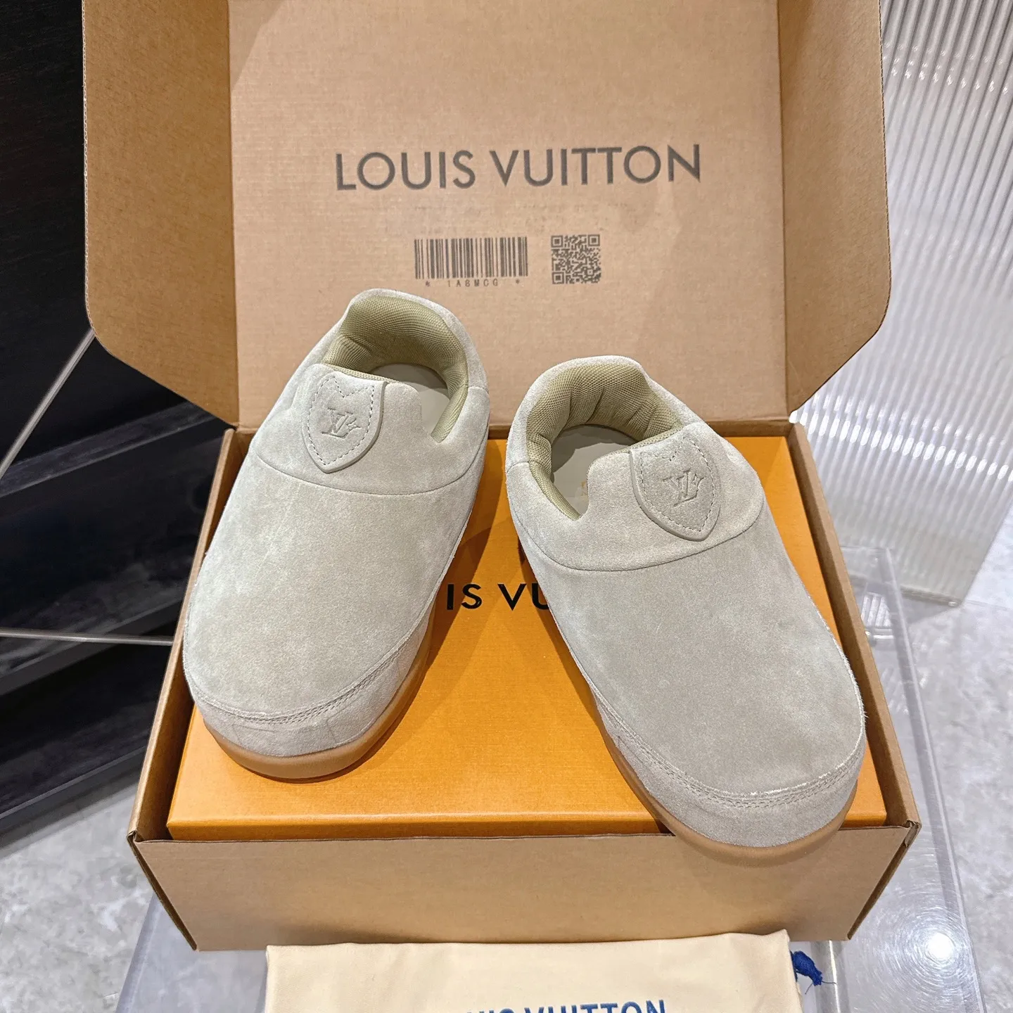 [L Family] P: 740💰 Couple model, size: women 35-41 (customized at 41 for women), 39-46 for men (customized at 45.46) The 2025 iteration of this Time Out sneaker, couple model, LV co-branded nigo, donkey brand, Louis Vuitton, ugly, cute😍Many Internet celebrities have shown off their feet, a classic and versatile item. Fabric: Imported high mercerized cow suede. Lining: high-grade elastic mesh, outsole: original molded outsole, palm print rubber outsole with hidden L letter and Monongram flower.